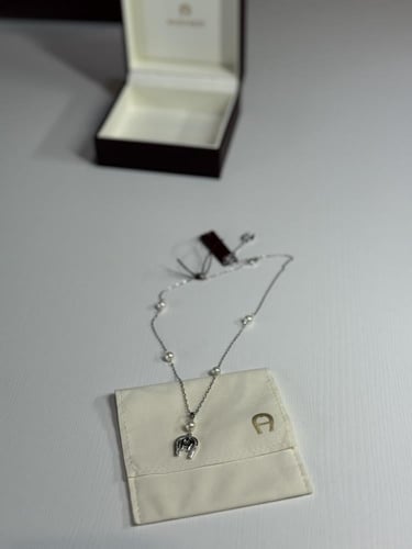 سلسلة اجنر باللون الفضي مزينه باللولو aigner HORSE...