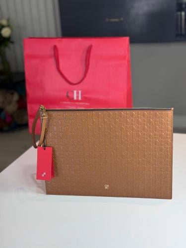 باوتش كارولينا لارج سجنشر باللون البني carolina Herrera large pouch signature print
