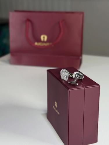 اجنر كبك فضي بلوقو اجنر وشكل حذوه بتفاصيل مموجه -...