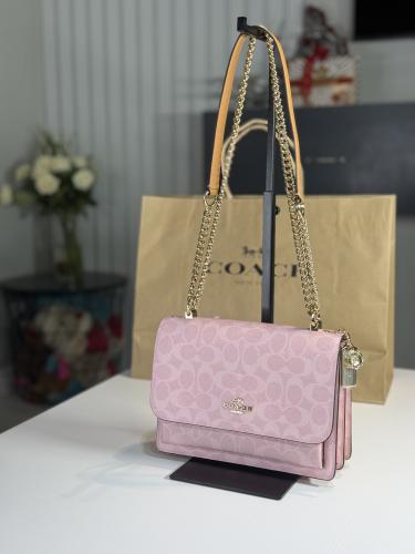 شنطة كوتش كلير ليميتد ادشن مع شارم Klare Crossbody Bag In Signature Canvas With Charms