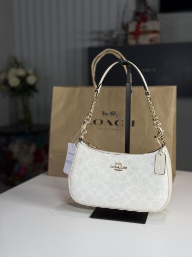 كوتش تيري سجنشر باللون الابيض الباودر coach teri shoulder bag in white signature chalk