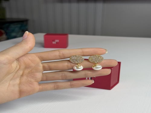 حلق كارولينا هريرا مطلي بالذهب ومرصع بالكريستال مع...