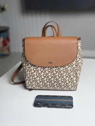 دكني براينت شنطة ظهر ميني سجنشر DKNY signature Bryant backpack