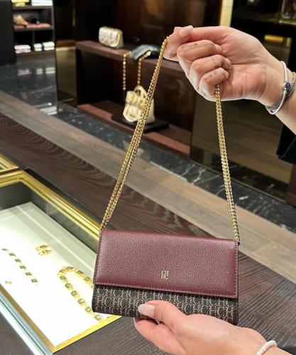 شنطة كارولينا كروس بودي والت لون عنابي سجنشر على ا...