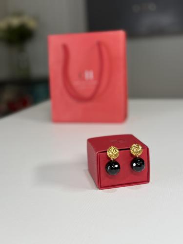 حلق كارولينا بوردة الياسمين وكريستال اسود لامع متد...