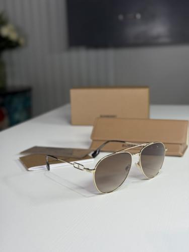 نظارة بربري براون افيتور بفريم معدن خفيف مزين بشعا...