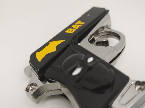 ميدالية مسدس خرز حديد BAT