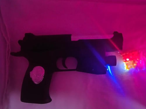 مسدس خرز نص بلاستك مع ليزر وكشاف سيفتي 6 مل