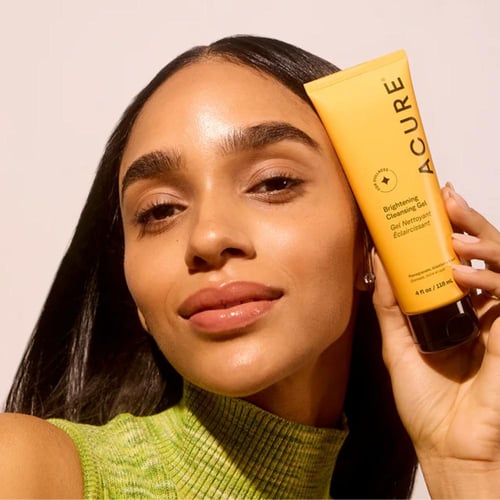 غسول جل منظف لتفتيح البشرة من اكيور - 118 مل