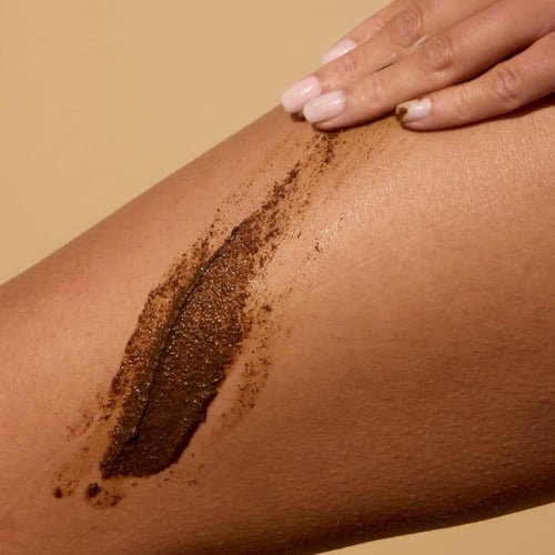 مقشر لتفتيح الجسم بملح البحر والنياسيناميد من اكيو...