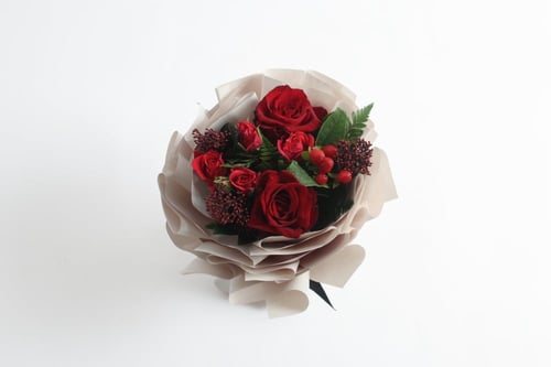 باقة ورد فاصلة بك تُزهر الحياة