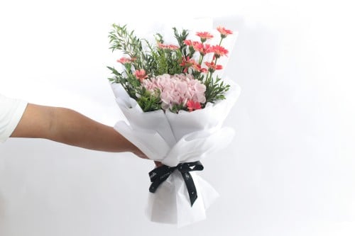 باقة ورد فاصلة همست لي بالحب