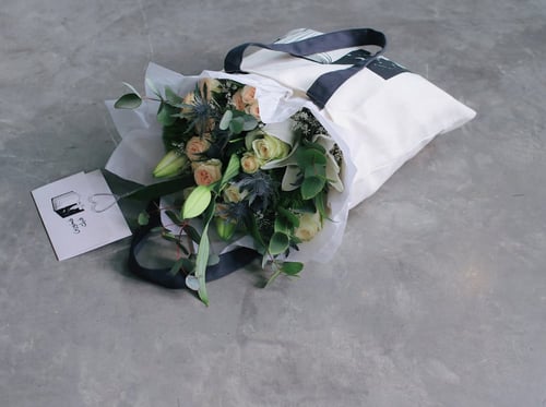 باقة ورد فاصلة كلنا بك فخر