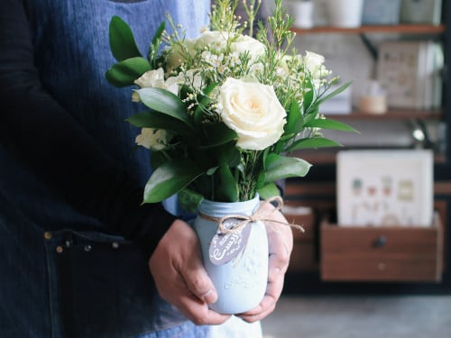 فازة ورد فاصلة تفاصيل رقيقة