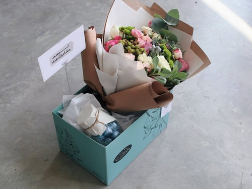 بوكس باقة ورد فاصلة سلامتك