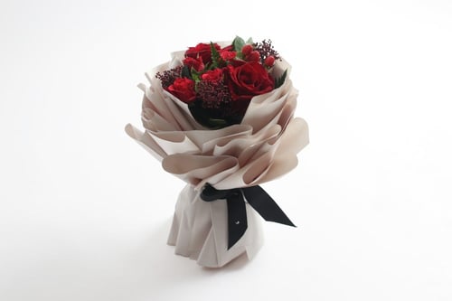 باقة ورد فاصلة بك تُزهر الحياة