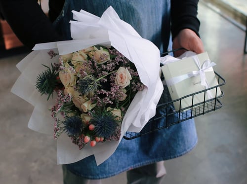 باقة ورد فاصلة صديقة اللحظات