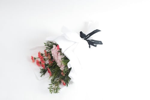 باقة ورد فاصلة همست لي بالحب