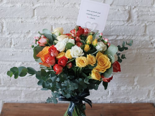 باقة ورد فاصلة مشرقة