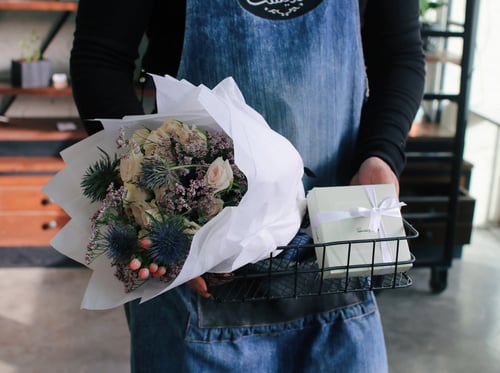 باقة ورد فاصلة صديقة اللحظات