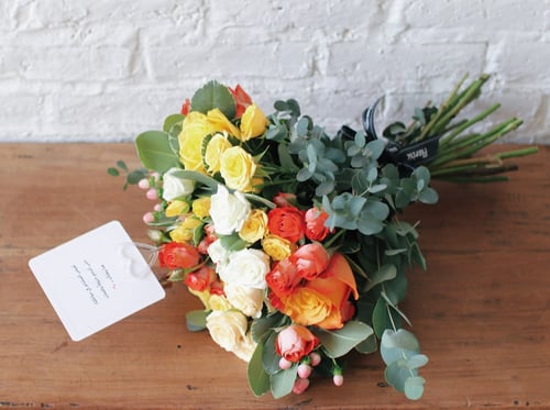 باقة ورد فاصلة مشرقة