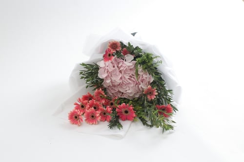 باقة ورد فاصلة همست لي بالحب