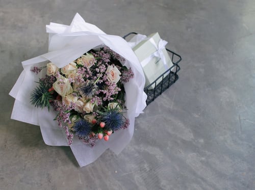 باقة ورد فاصلة صديقة اللحظات