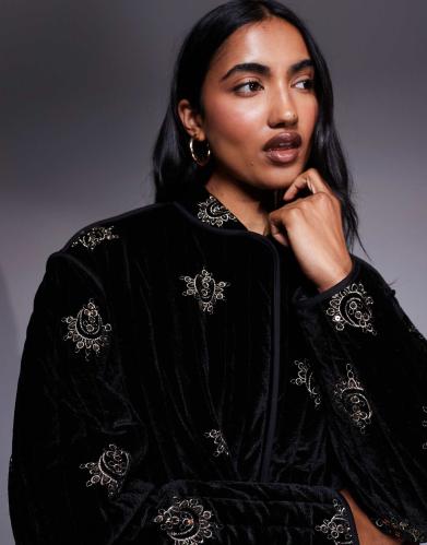جاكيت اسود مخمل مع تطريز