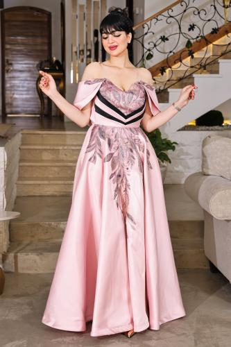 فستان سهرة وردي فاتح بتصميم فاخر وأكتاف مكشوفة