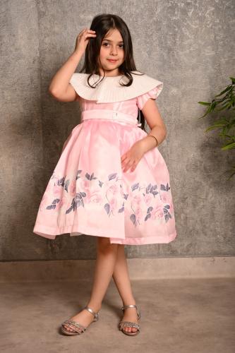 فستان بناتي باللون الوردي مزين برسم ورود