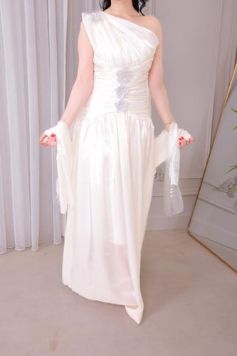 فستان سهرة أبيض مع شال لامع