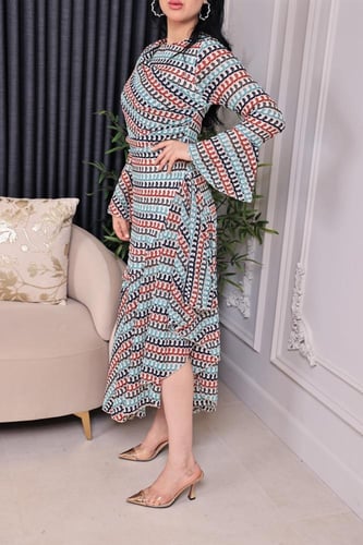 فستان طويل بتصميم هندسي عصري