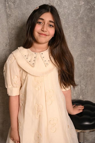 فستان بناتي باللون السماوي مع اهداب لامعة وتدخيلات...