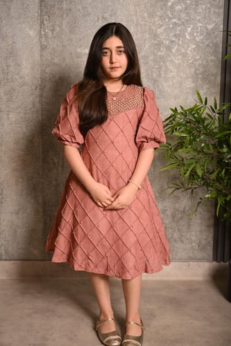 فستان بناتي ناعم مزين بالؤلؤ