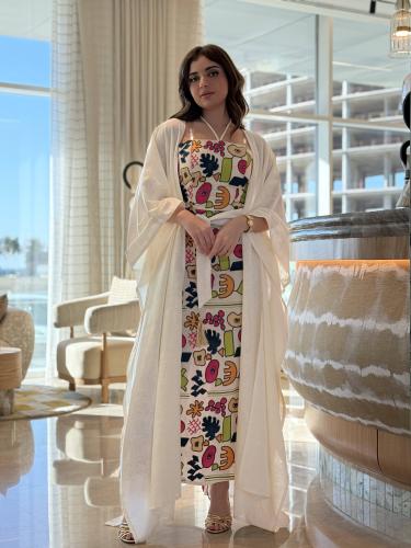 جلابية نسائية أنيقة مع تطريز ملون وعباية خارجية خف...