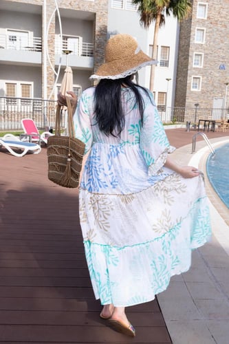 فستان صيفي طويل بتصميم عصري وألوان هادئة