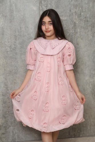 فستان بناتي باللون السماوي مع اهداب لامعة وتدخيلات...