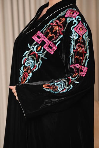 جلابية مخمل فاخرة بتصميم أنيق وراقي