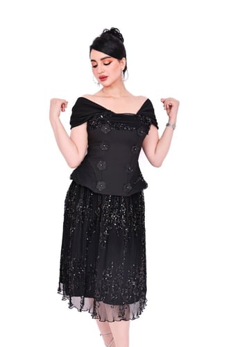 فستان سهرة أسود بتصميم كورسيه وتنورة مزخرفة لامعة