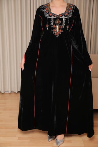 جلابية مخمل فاخرة بتفاصيل تطريز أنيقة