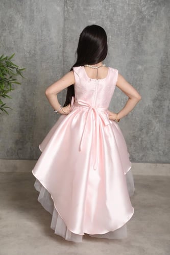 فستان بناتي وردي بإطلالة أنثوية راقية