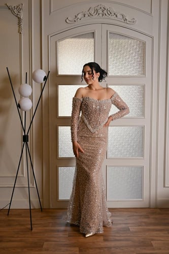 فستان سهرة بتصميم ملكي مرصّع بالكامل بالترتر الذهب...