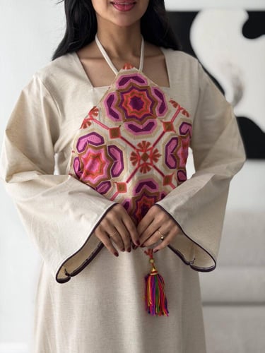 جلابية باللون البيج مع تطريز فاخر في الصدر