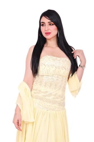 فستان سهرة ناعم بطابع أنثوي رومانسي