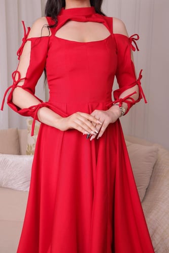 فستان أنيق باللون الأخضر الفاتح بتصميم عصري