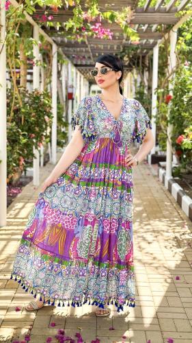 فستان صيفي أنيق بتفاصيل ناعمة وعصرية