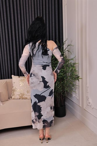 فستان بأكمام طويلة وتصميم عصري