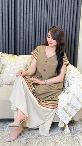 جلابية أنيقة مصممة بأسلوب يجمع بين الفخامة والراحة