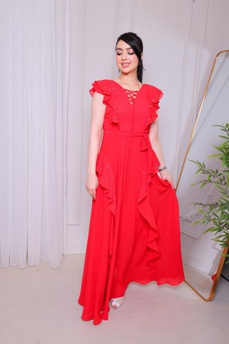 فستان سهرة بكشكش وتفاصيل جذابة مع فتحة عنق عصرية