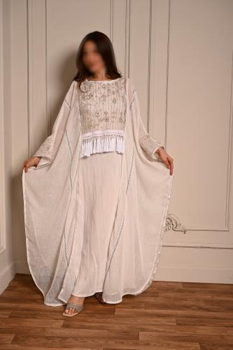 جلابية بيضاء فاخرة بتطريز لامع وأكمام واسعة